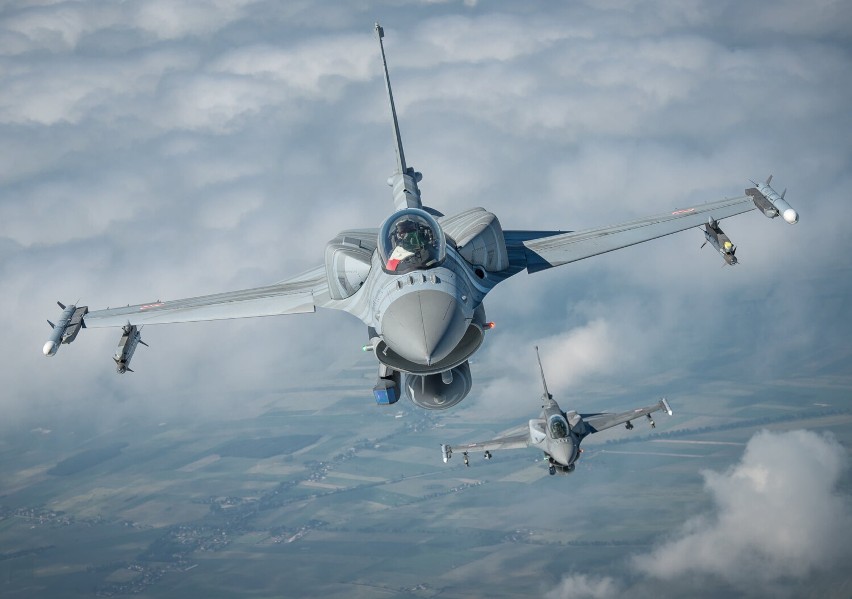 F16 z bazy  w Łasku na pokazach z okazji Święta Wojska Polskiego ZDJĘCIA