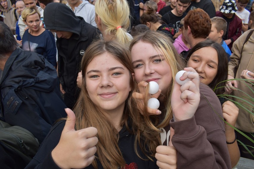 Tysiące ludzi łapało piłeczki z nagrodami. Szał w nowo otwartym Cuprum Park w Lubinie