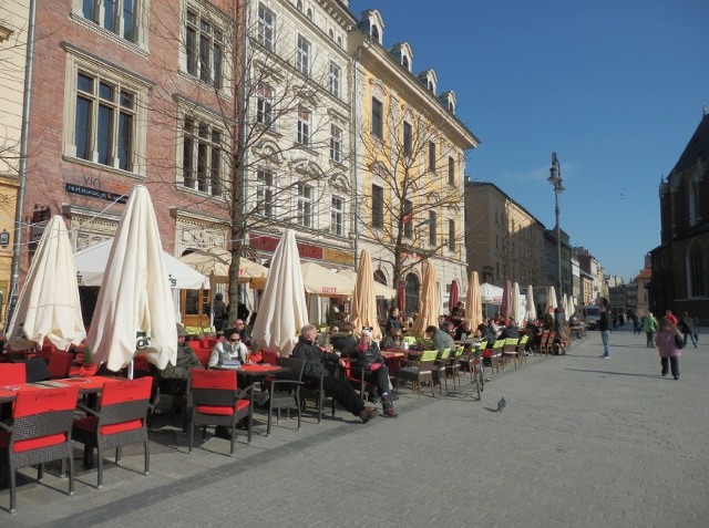 Kraków. Kawiarniane ogródki przy Rynku Głównym zapełniły się w pierwszy weekend marca