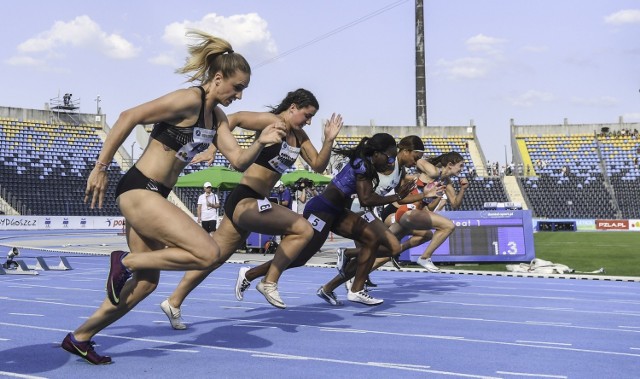 1. Memoriał Ireny Szewińskiej odbył się w Bydgoszczy.

Sportowe emocje rozpoczęły się już we wtorek, gdy na Wyspie Młyńskiej rozegrano konkurs skoku o tyczce. Wygrał Paweł Wojciechowski, z wynikiem 5.81 (minimum na IO w Tokio), drugi był Augusto Dutra, a trzeci Piotr Lisek (obaj 5.71).

Pozostałe gwiazdy polskiej (i nie tylko) lekkiej atletyki, spotkały się w środę na stadionie Zawiszy.  - Właśnie z Bydgoszczy mam ostatnie zdjęcie z panią Ireną - wspominała przed  zawodami Justyna Święty-Ersetic, mistrzyni Europy z Berlina na 400 m oraz 4x400 m. - Liczę, że nasz bieg będzie szybki. Nieważne kto wygra, zrobimy show. Chciałybyśmy z pozostałymi „Aniołkami Matusińskiego” uczcić pamięć pani Ireny w jak najlepszy sposób - zapowiadała.

Swojego biegu na 400 metrów Święty-Ersetic (51.30) nie wygrała. Faworytkę, na   ostatnich metrach wyprzedziła Amina Seyni z Nigerii (51.11). Trzecia na mecie zameldowała się Iga Baumgart-Witan (51.77). Obie Polki osiągnęły minimum na  mistrzostwa świata.  
- Po 350 metrach czułam, że odchodzę i spokojnie dobiegnę pierwsza do mety - komentowała Święty-Ersetic. - A tu nagle wyskoczyła mi rywalka. Taki jest sport. Ale czas był niezły i jest minimum na  mistrzostwa.

W biegu na 100 m, druga na  mecie zameldowała się Ewa Swoboda (11.35), za  Morolake Akinosun z USA (11.27). W męskiej rywalizacji trzeci był Remigiusz Olszewski (10.59); wygrał  Simon Magakwe z RPA (10.39), drugi był Christopher Belcher (10.43). 

Emocjonująco zapowiadała się walka na 800 metrów, z udziałem Adama Kszczota i Marcin Lewandowskiego. Po świetnym finiszu wygrał Kszczot (1.45,14), trzeci był Mateusz Borkowski - 1:46.03, piąty Marcin Lewandowski 1:46.62.  W skoku w dal 
Adrianna Sułek o 4 cm pobiła rekord życiowy (6.19, 6. miejsce). Wygrała Anasztazia Nguyen  (6.57).

Dobrą formę potwierdzili nasi młociarze. Konkurs wygrał Wojciech Nowicki, z wynikiem 80.26, przed Pawłem Fajdkiem (80.09). 

W pchnięciu kulą z dobrym wynikiem zwyciężył Michał Haratyk (21.90), trzeci był Jakub Szyszkowski (20.39), dopiero czwarty Konrad Bukowiecki (20.37).

POLUB NASZ PROFIL NA FACEBOOKU



Iga Baumgart-Witan na treningach słucha się... mamy
