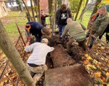 Dawny cmentarz w Ośnie Lubuskim odkrył swoje tajemnice. Poniemiecką nekropolię posprzątali pasjonaci historii