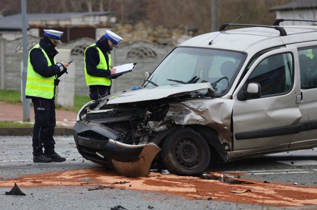 Wypadek w Piotrkowie, trzy osoby w tym 4-letnie dziecko trafiły do szpitala.