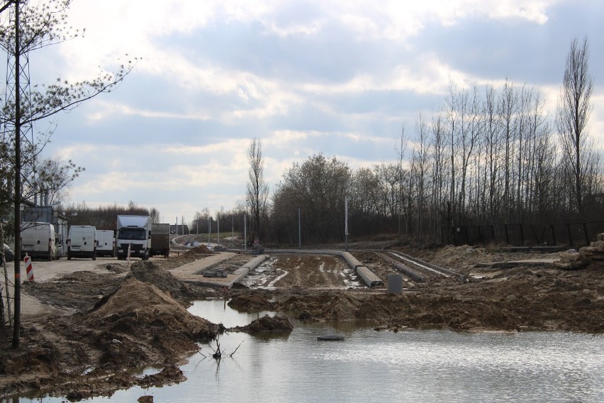 Kolejne śmieci odkryte podczas budowy nowej drogi w Kaliszu....