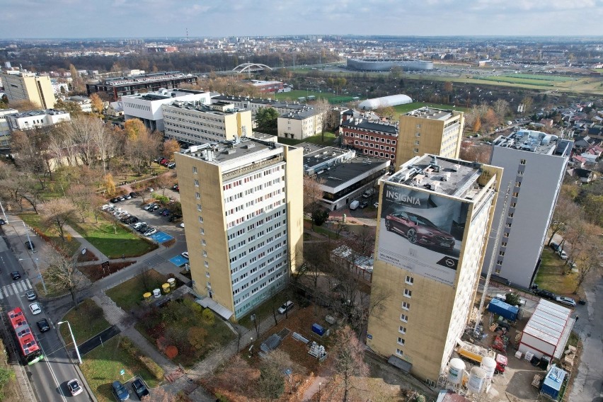 Lublin: Tragedia w akademiku przy Nadbystrzyckiej. Ciało 20-letniego studenta znaleziono przed budynkiem