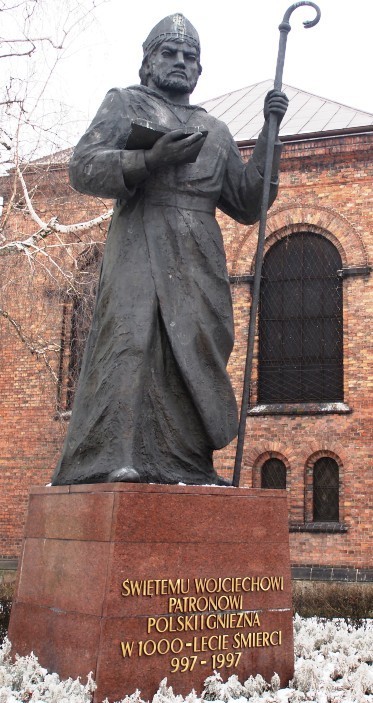 Przy kościele stoi pomnik św. Wojciecha poświęcony przez...