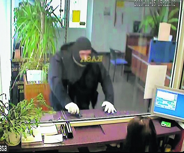 Stopklatka z monitoringu, na której widać napad z listopada 2010 roku na bank w Jazowsku