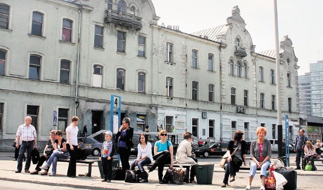 Czekający na dworcu Łódź Fabryczna oglądają zabite dyktami okna i dziurawe szyby.