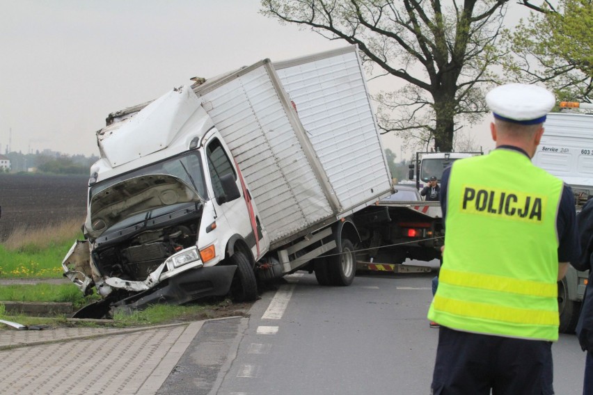 Wypadek pod Chełmżą. Samochód osobowy zderzył się z dostawczym. Jedna osoba ranna