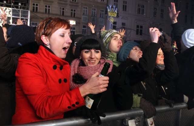 Tak wyglądała zabawa podczas sylwestra w 2010 roku na Rynku Głównym w Krakowie!