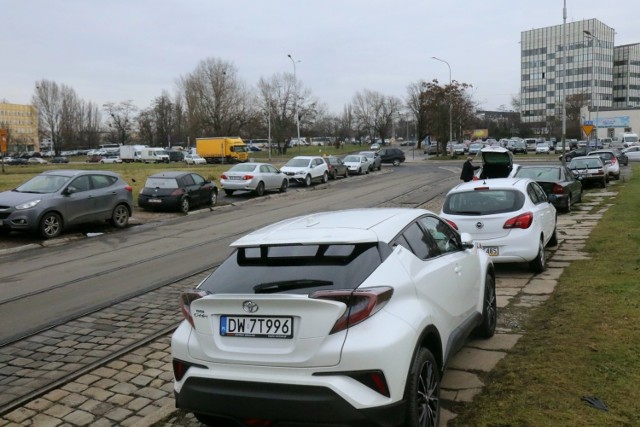 Łącznik między pl. Społecznym i ul. Walońską.