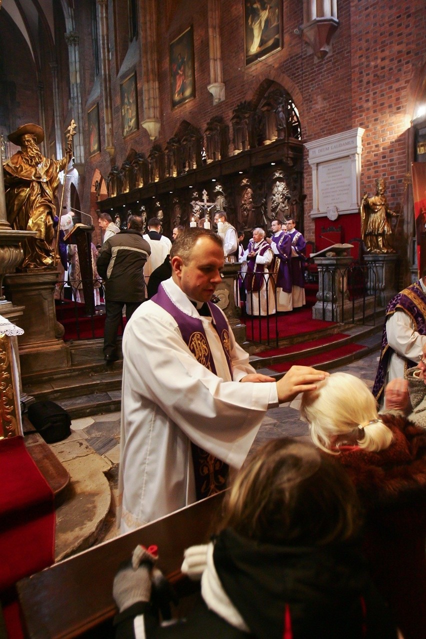 Krzyż Jana Pawła II już we Wrocławiu. Od mszy w Katedrze rozpocznie wędrówkę po parafiach