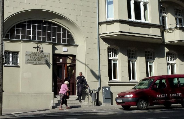 Niektórzy pracownicy ZKZL muszą pokonywać nawet kilka razy dziennie cztery piętra niosąc na przykład dokumenty do podpisu. Ale windy nie będzie...