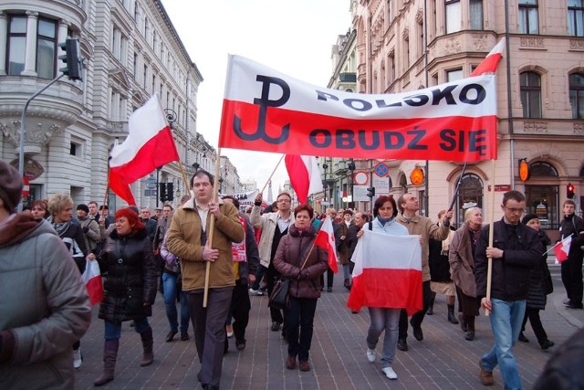 Kilkaset osób przemaszerowało ul. Piotrkowską, aby uczcić pamięć 96 ofiar katastrofy smoleńskiej.