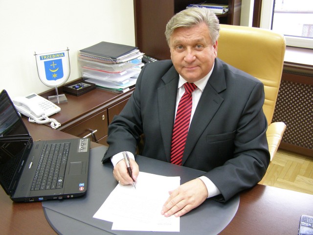 Burmistrz Stanisław Szczurek cieszy się, ze zwycięstwa, choć głosy ponad 4  tys. przeciwników świadczą przeciwko niemu