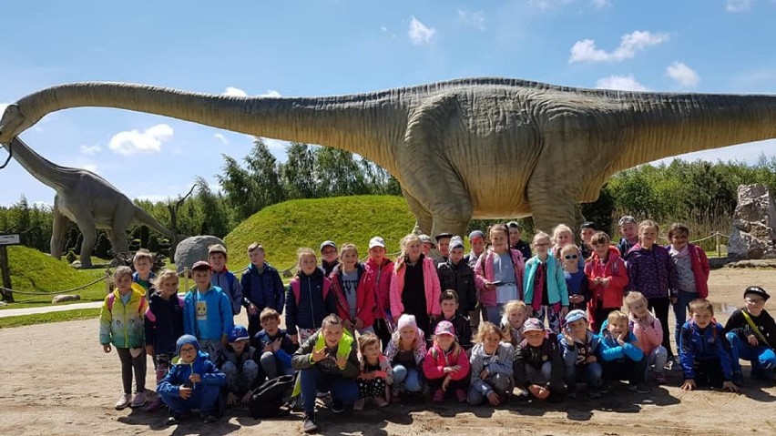 Uczniowie z SSP w Jeżyczkach na wycieczce w Parku Dinozaurów [ZDJĘCIA]