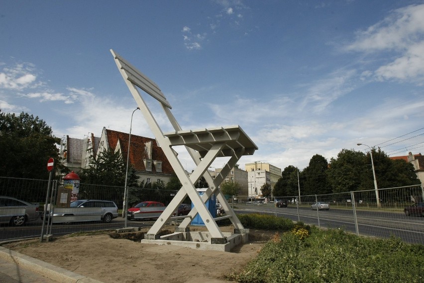 Wrocław: Przy Rzeźniczej stanęło potężne Krzesło Kantora (ZDJĘCIA)