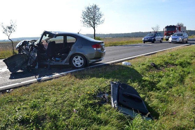 W poniedziałek, po godzinie 8:00, na trasie krajowej nr 11 między Ostrowem a Pleszewem w miejscowości Sobótka doszło do groźnie wyglądającego wypadku z udziałem busa i samochodu osobowego. W czołowym zderzeniu rannych zostało pięć osób.

Zobacz więcej: Powiat ostrowski: Czołowe zderzenie busa z hondą na trasie Pleszew - Ostrów w Sobótce [ZDJĘCIA]