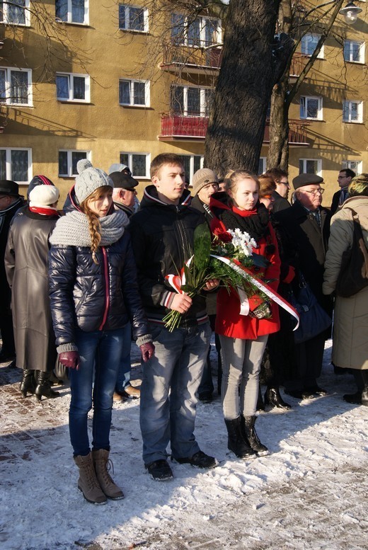Mieszkańcy upamiętnili XXXI rocznicę wprowadzenia Stanu Wojennego przy pomniku Ulotki [ZDJĘCIA]