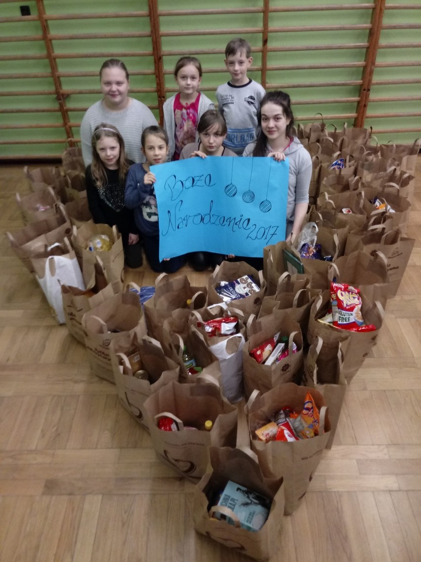 Parafianie z Kuczkowa i uczniowie lokalnej szkoły wzięli udział w akcji "Tytka charytatywna" 