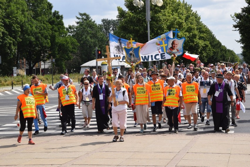 Zobacz kolejne zdjęcia. Przesuwaj zdjęcia w prawo - naciśnij...