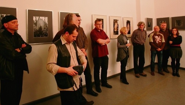 Autorzy fascynujących fotografii na wspólnym zdjęciu podczas wernisażu w Katowicach
