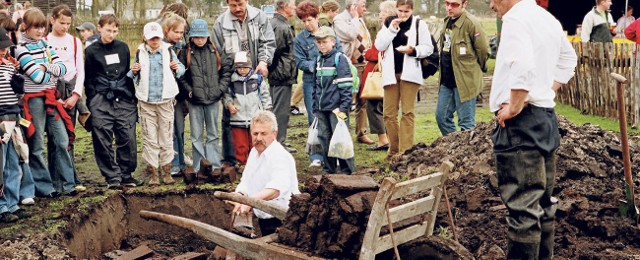 Muzeum Wsi Słowińskiej w Klukach. Pokaz wydobywania torfu, z którego dawniej budowano domy