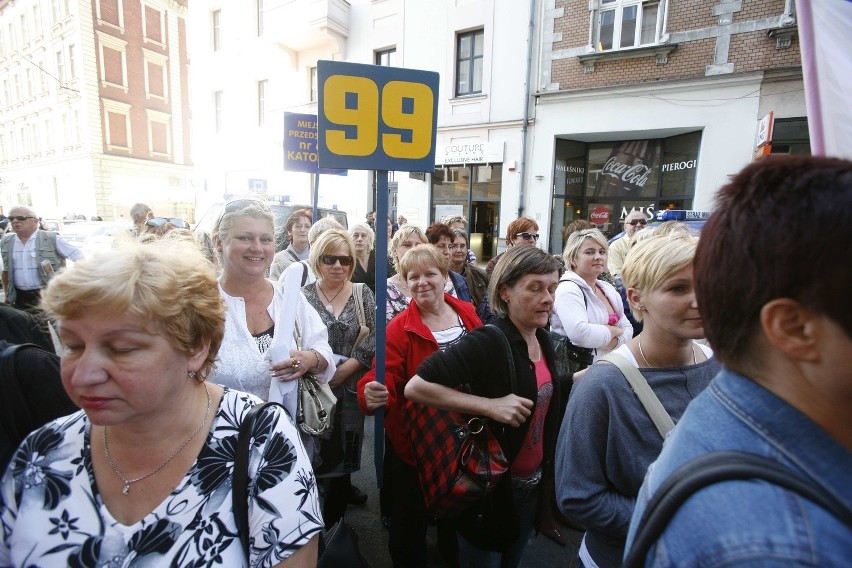 Pikieta pracowników oświaty przed Urzędem Miasta w Katowicach [ZDJĘCIA]