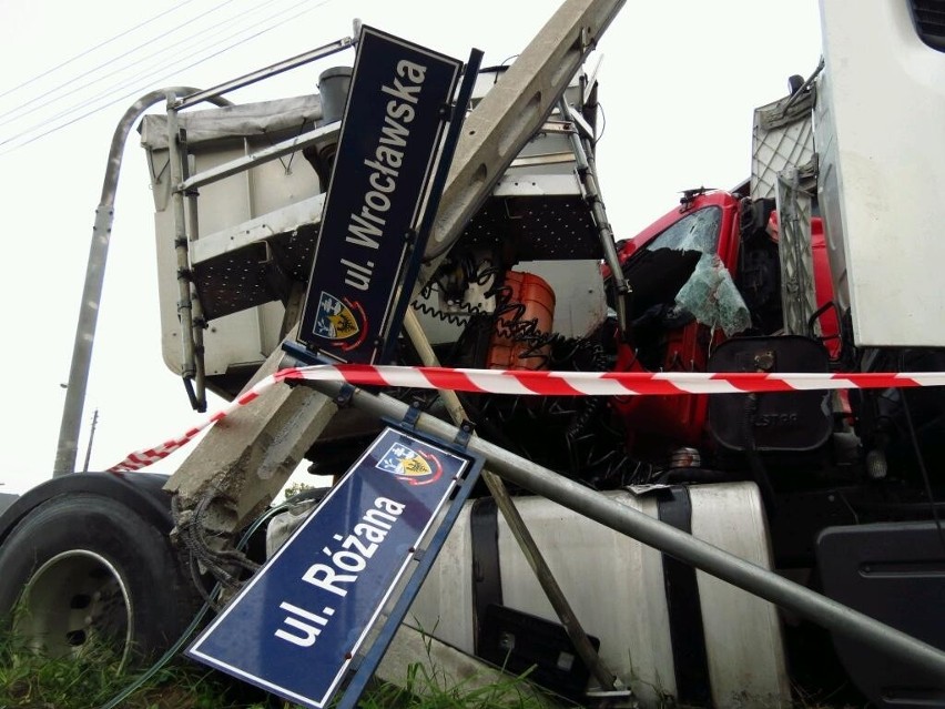 Groźne zderzenie na krajowej &quot;ósemce&quot; pod Wrocławiem (ZDJĘCIA)