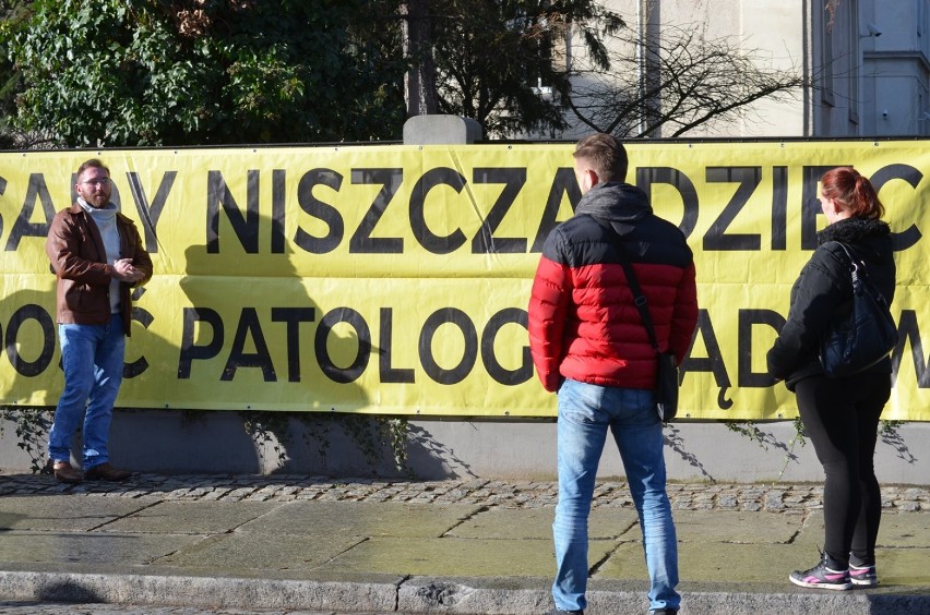 Przed Sądem Rejonowym w Głogowie stanęły taczki 
