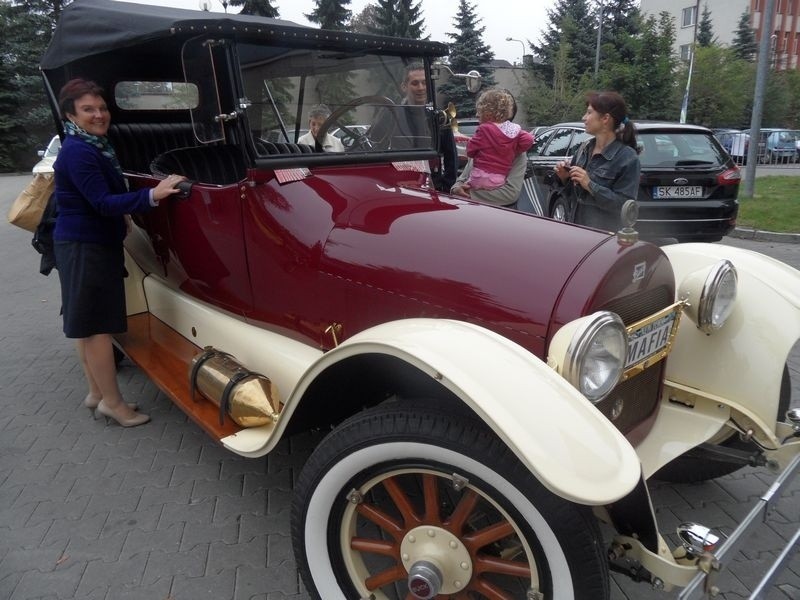 Buick Touring z 1918 na prąd przyjechał do Jaworzna [ZOBACZ]