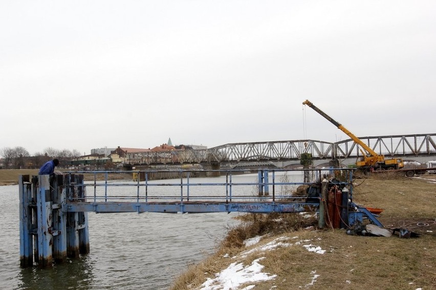 Wrocław: Przebudowa Odry. Powstaje tama na kanale powodziowym (ZDJĘCIA)