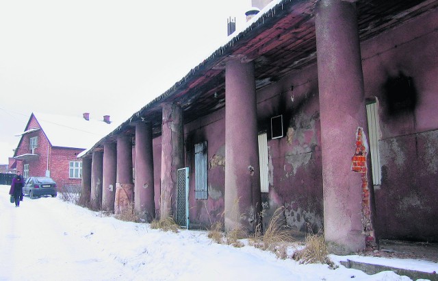 Zabytkowa karczma w Czernichowie jest pełna śmieci. Kilka razy zostały podpalone