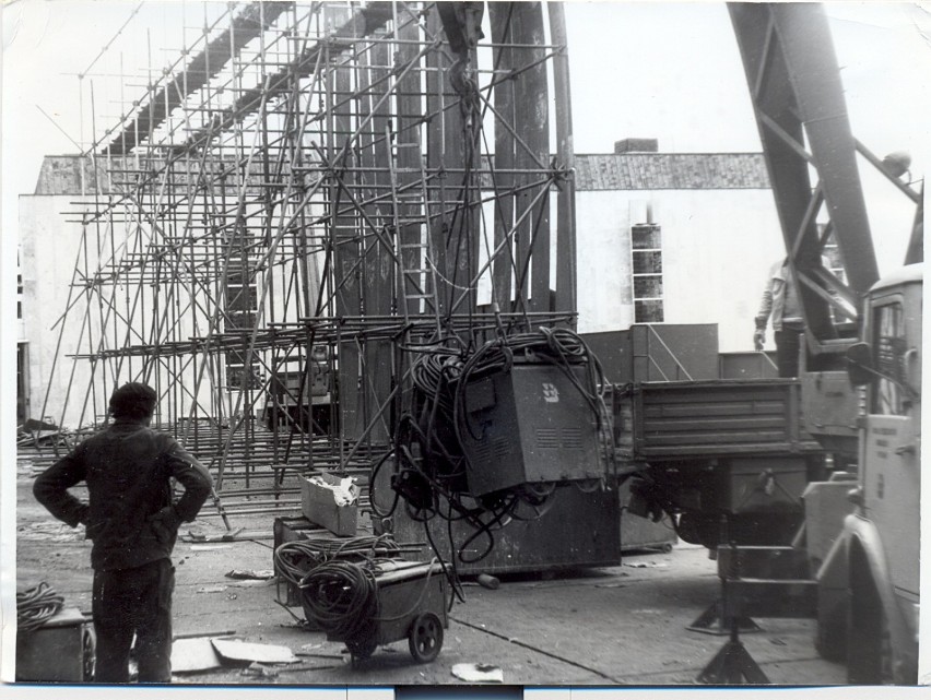 I LO Gniezno. Tak szkołę budowano. Fantastyczne historyczne zdjęcia z lat 1960-1980. Na nich Jaruzelski!