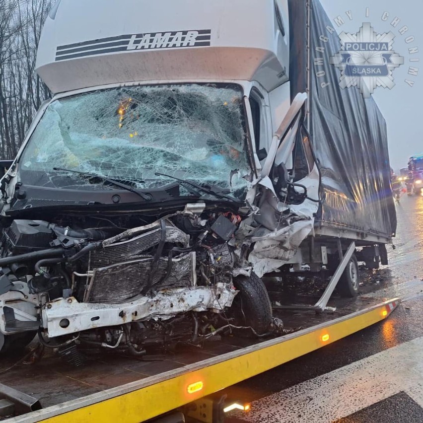 Straszny wypadek na A4 w Rudzie Śląskiej. Hiszpan jechał pod prąd autostradą, doszło do czołowego zderzenia. 39-latek nie żyje
