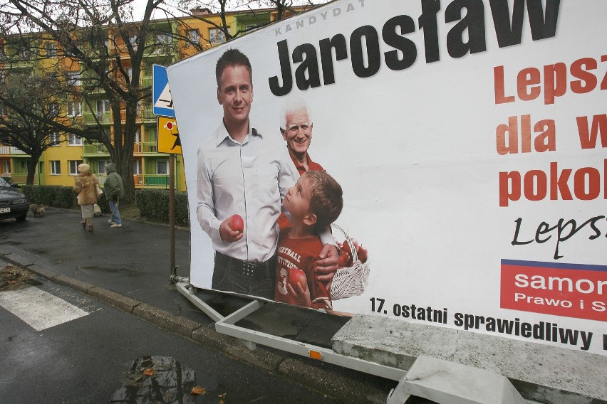 Laweta z plakatem wyborczym zaparkowała na przejściu dla...