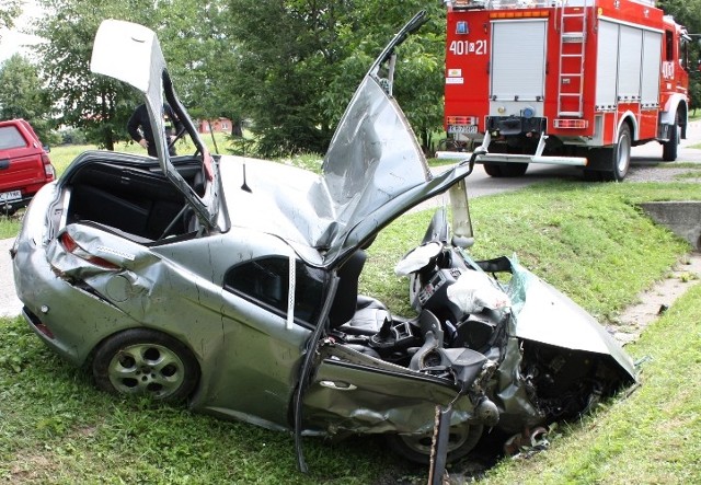 Do wypadku doszło 20 lipca na ul. Smyków w Bochni. Pasażer był zakleszczony w samochodzie