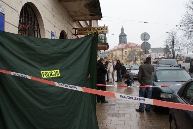 Policjanci przez kilka godzin pracowali wczoraj na miejscu zdarzenia