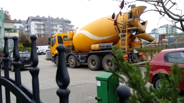 "Gruszki" z betonem już drugi dzień przyjeżdżają na budowę na skróty przez ulicę Brylantową.