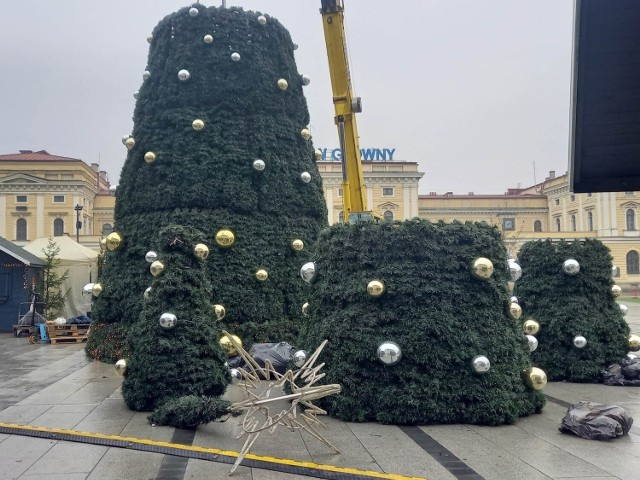 Rośnie świąteczna choinka pod Galerią Krakowską