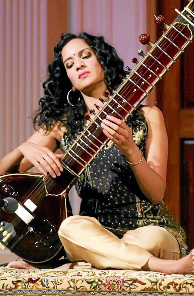 b Jak przystało na przyrodnią siostrę Norah Jones, Anoushka Shankar ma niezaprzeczalny talent muzyczny.  Gra na sitarze muzykę etniczną, inspirowaną głównie klasyczną muzyką indyjską