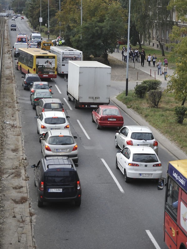 21-letni motocyklista ranny w wypadku na al. Politechniki w Łodzi zmarł w szpitalu.