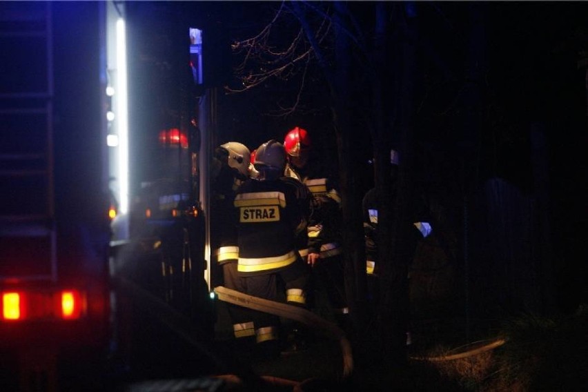 Tragiczny pożar w Częstochowie. Nie żyje mężczyzna, 5 innych osób zabrano do szpitala [ZDJĘCIA]