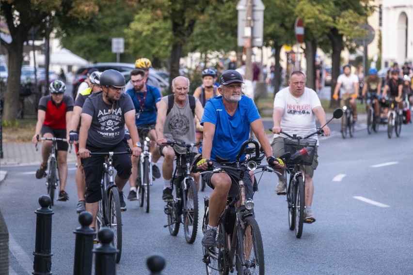 Warszawa, Sierpniowa Masa Krytyczna 2022. Zdjęcia z rowerowego przejazdu ulicami Warszawy