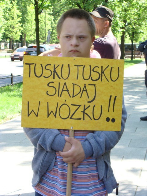Rodzice niepełnosprawnych dzieci protestowali pod Kancelarią Premiera [ZDJĘCIA]