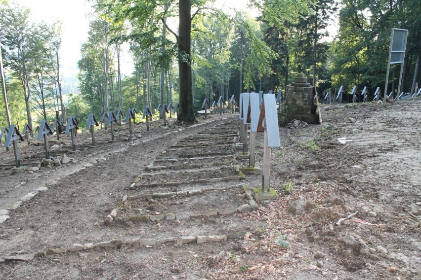 Łużna. Trwa remont cmentarza na Pustkach. Za kilka dni rozpocznie się budowa gontyny