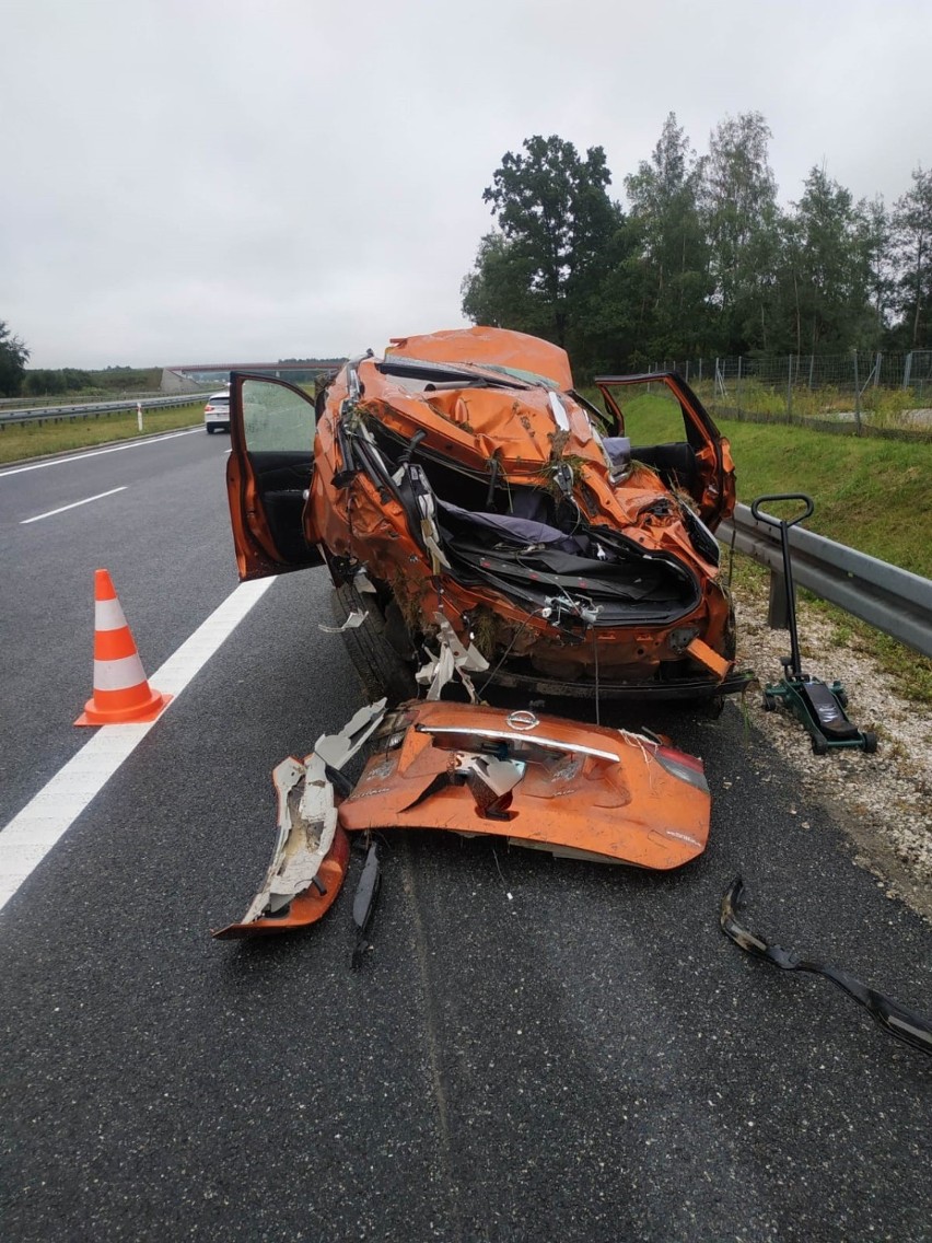 Wypadek na A4 k. Tarnowa. Ranna pasażerka nissana, zginął jeden pies, drugi uciekł do lasu