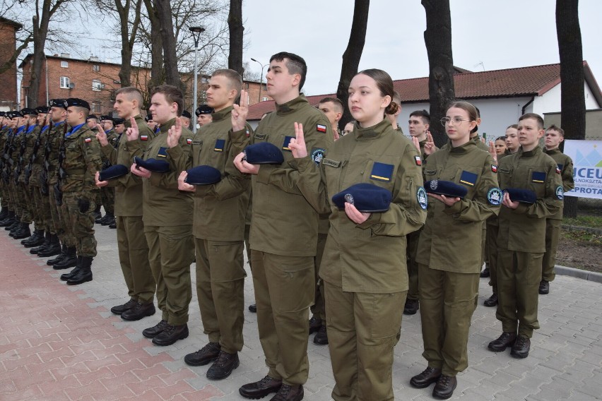 Uczniowie klasy mundurowej w LO im. Chrobrego w Szprotawie...