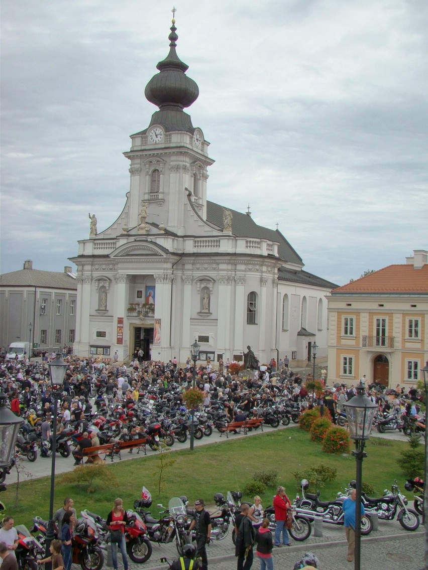 Tłum pielgrzymów-motocyklistów w Wadowicach [ZDJĘCIA]