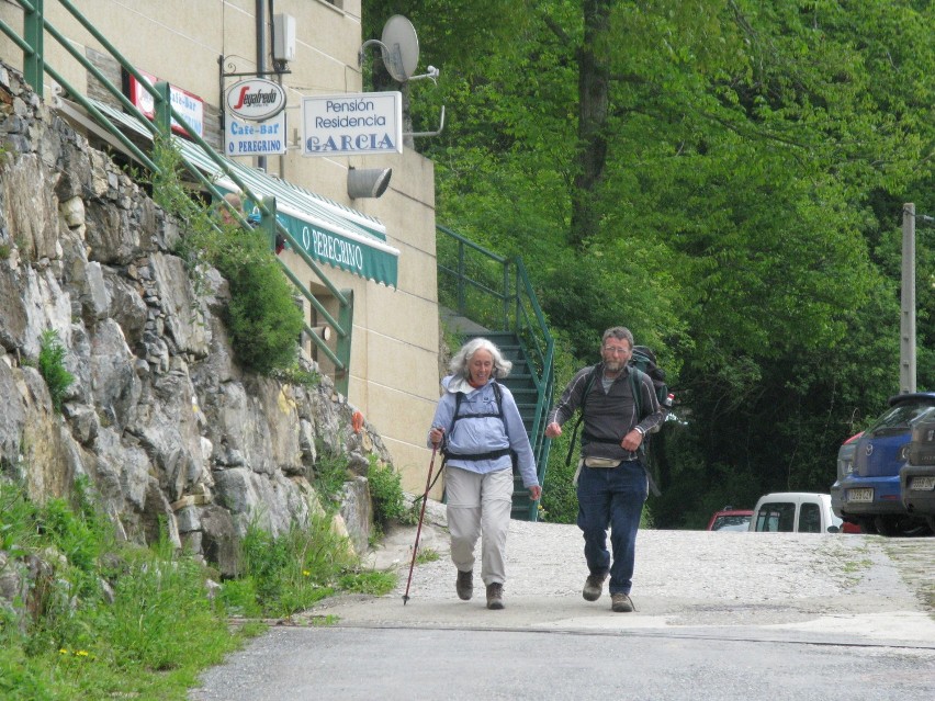 Camino, droga francuska, pielgrzymi wchodzą do jednej ze wsi...