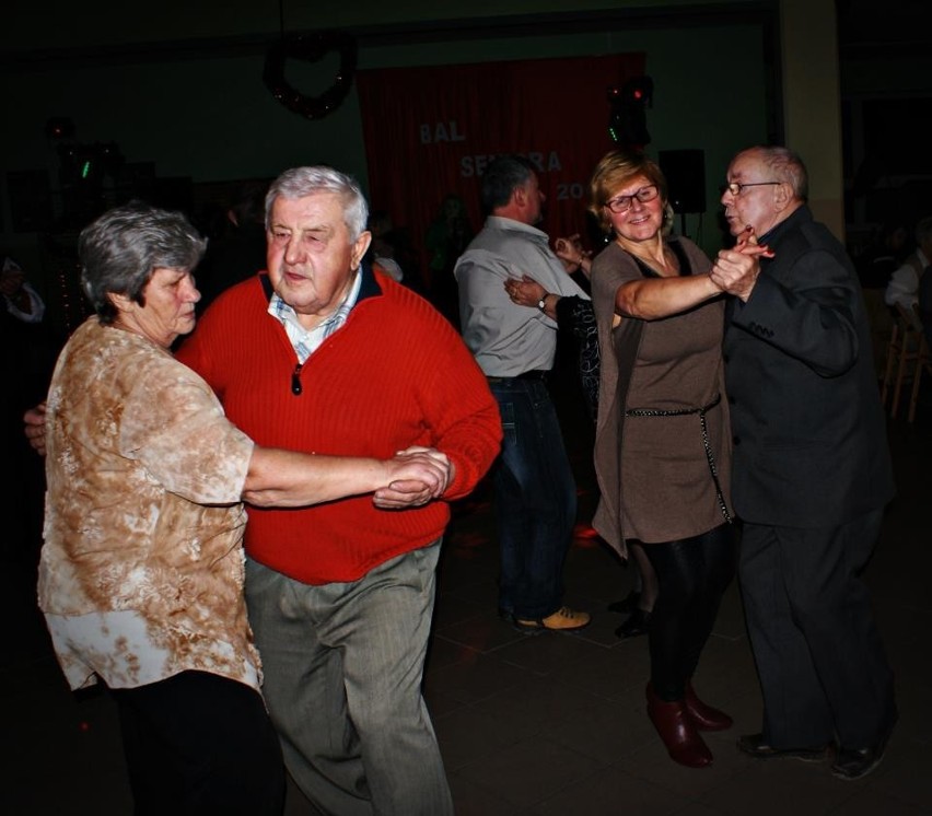 Tańce, śpiew i zabawa na balu seniora w Borowej